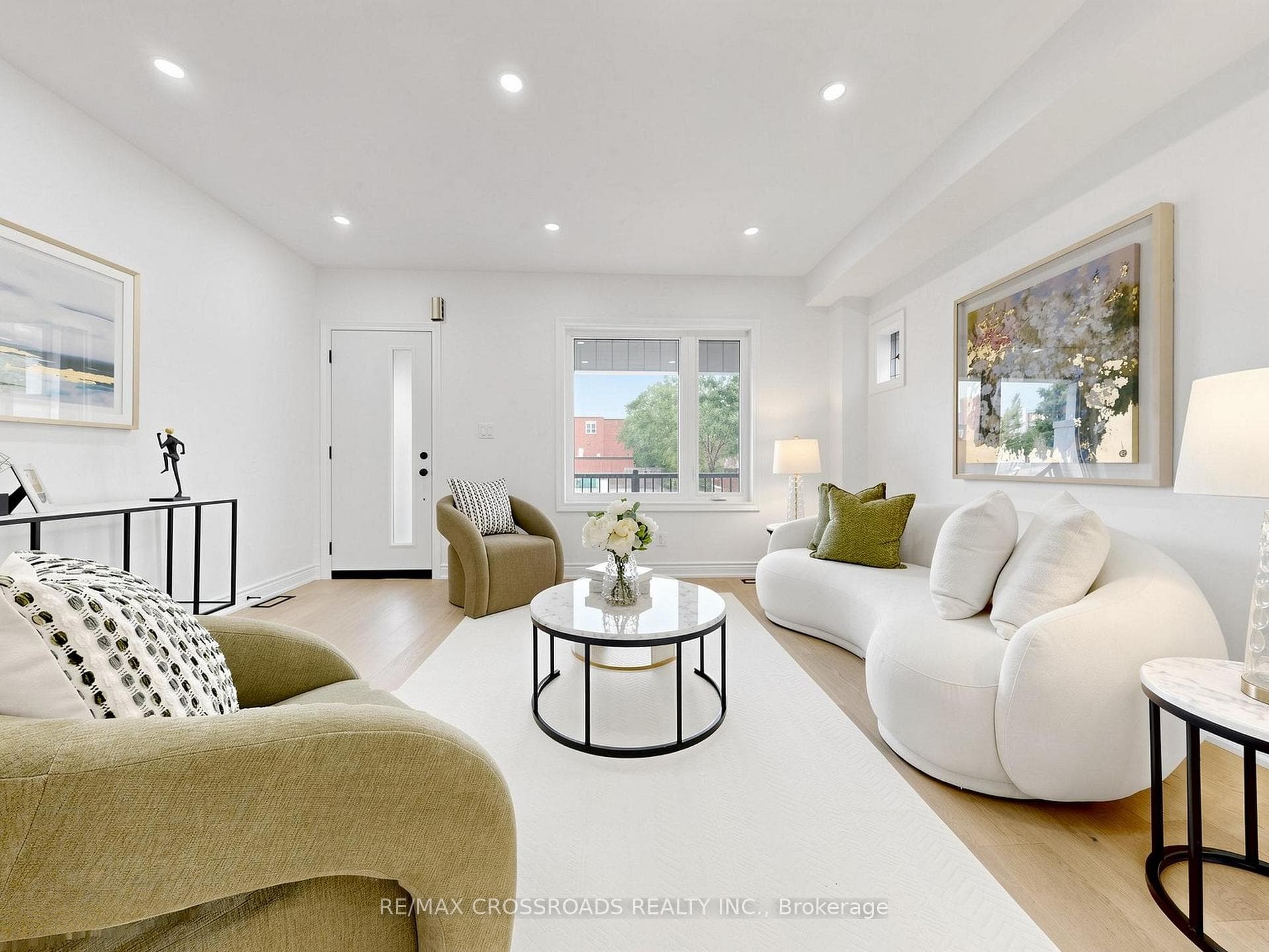 548 Glebeholme Boulevard photo 4
