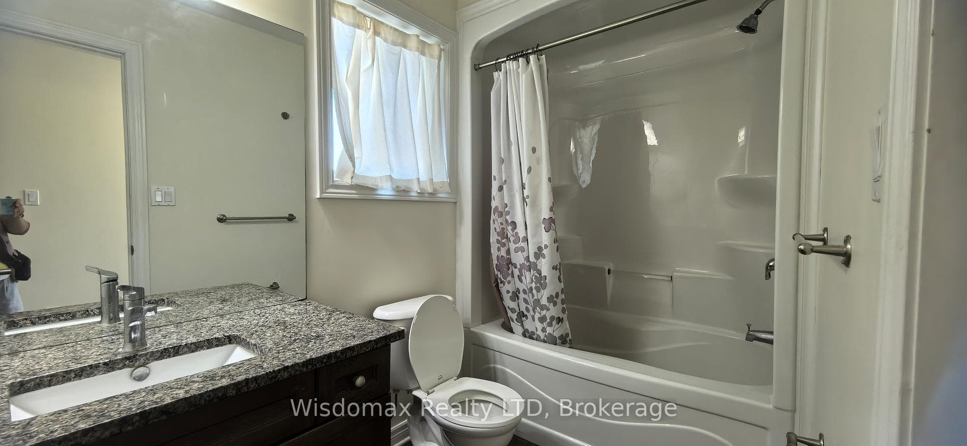 8429 KELSEY Crescent Unit Upper unit photo 18