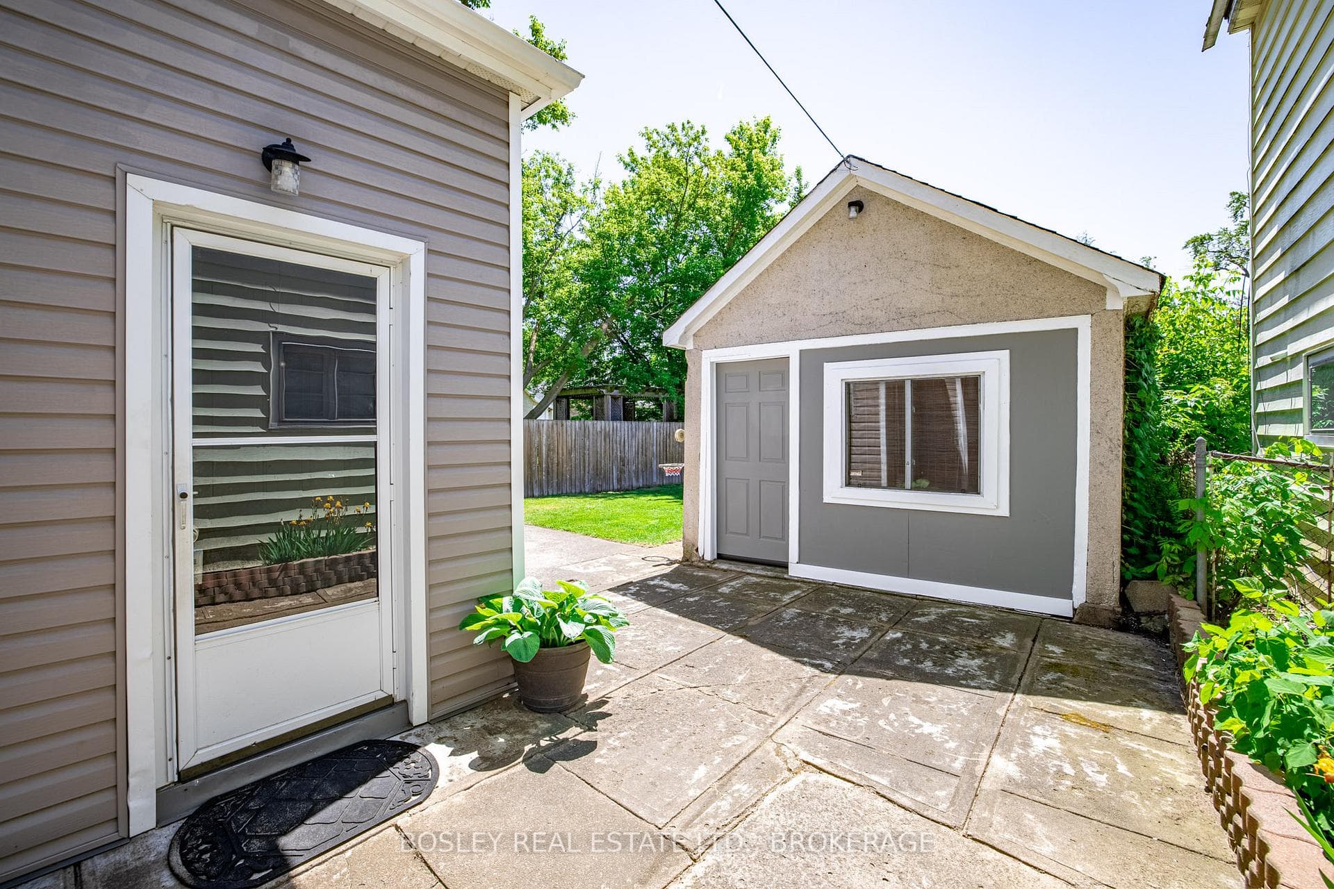 132 DUFFERIN Street photo 25