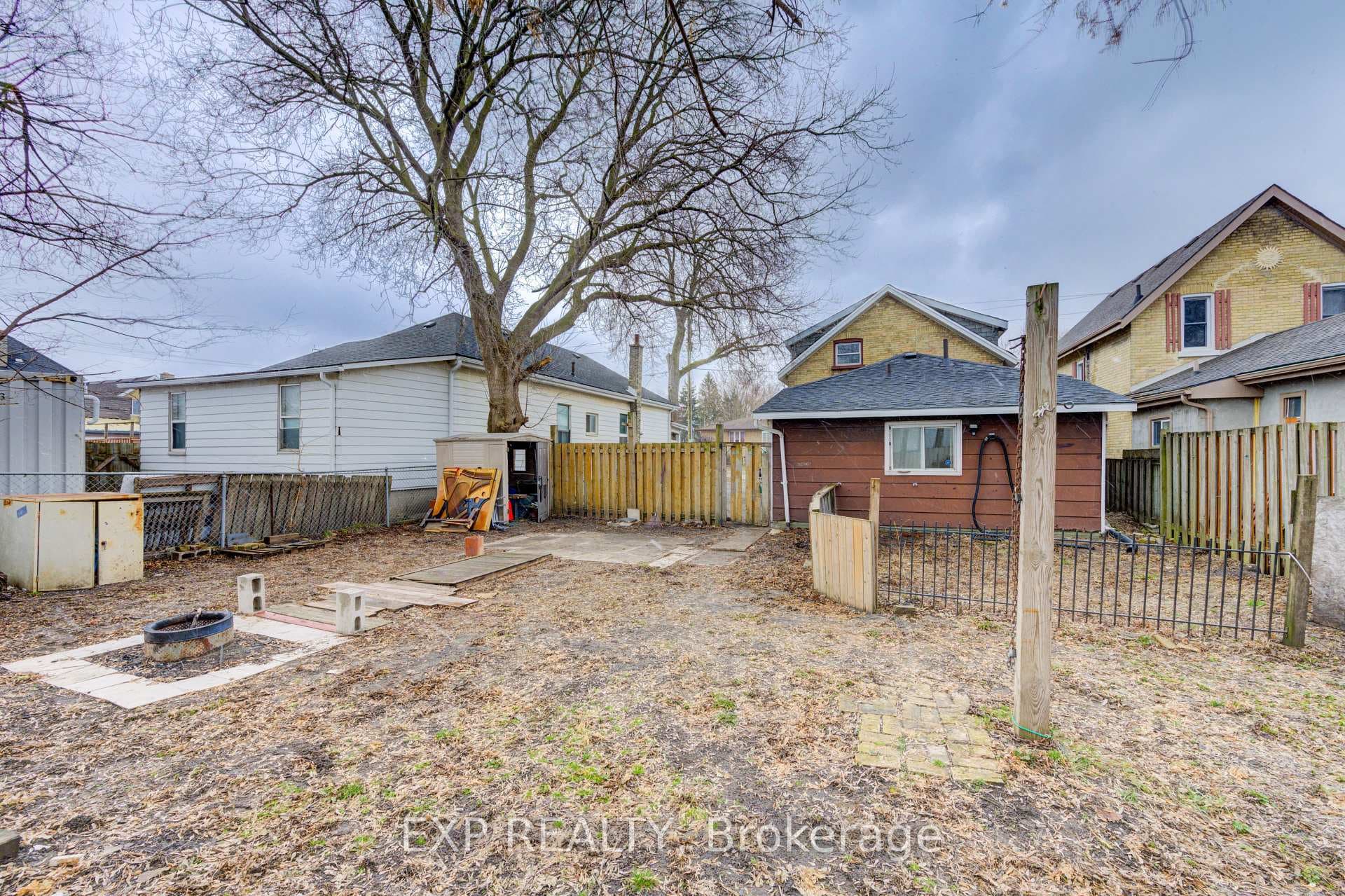 524 Simcoe Street photo 41