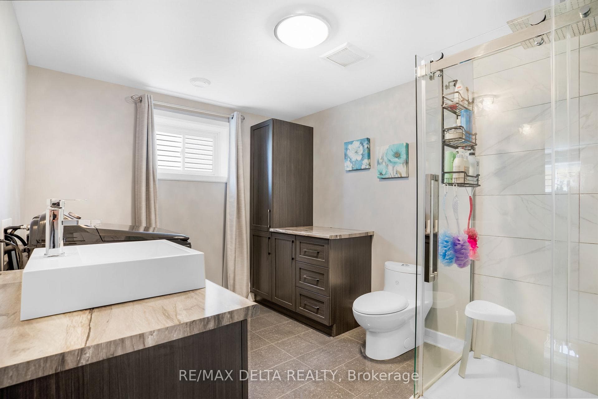 690 Roxane Crescent photo 28