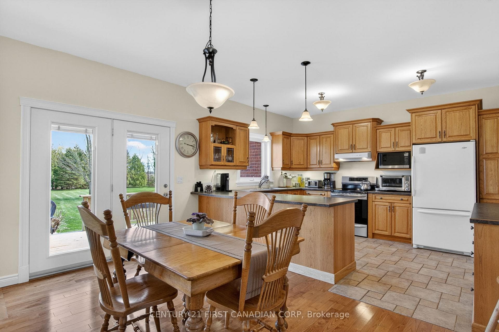 653 Peter Street photo 10