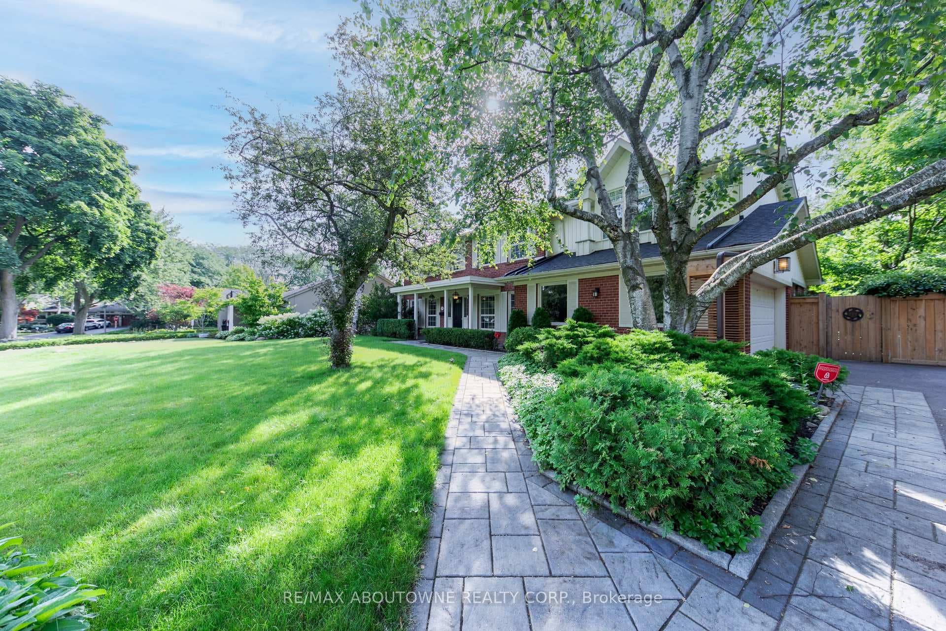 1290 Braeside Drive photo 2