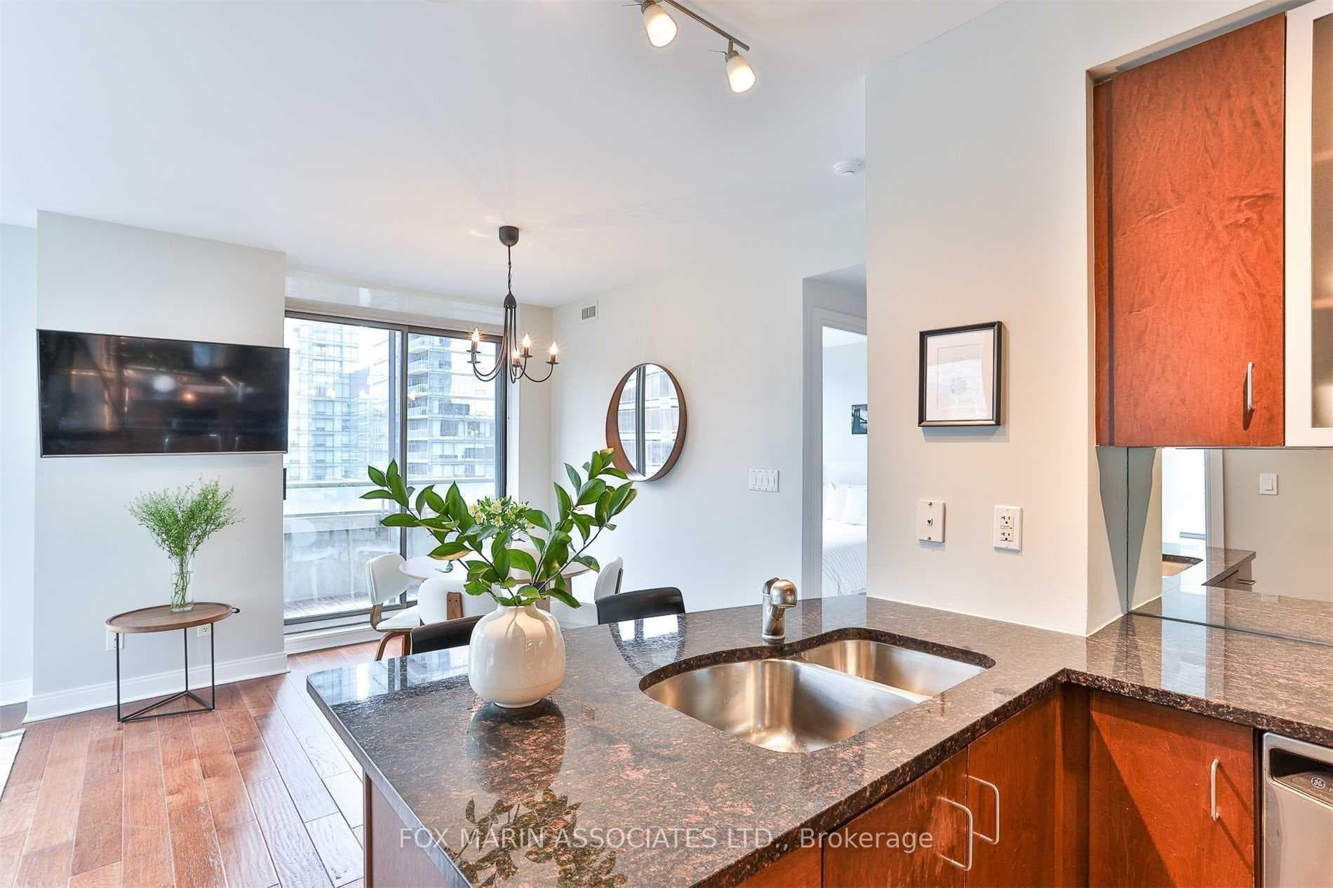 18 Yorkville Avenue Unit 705 photo 11