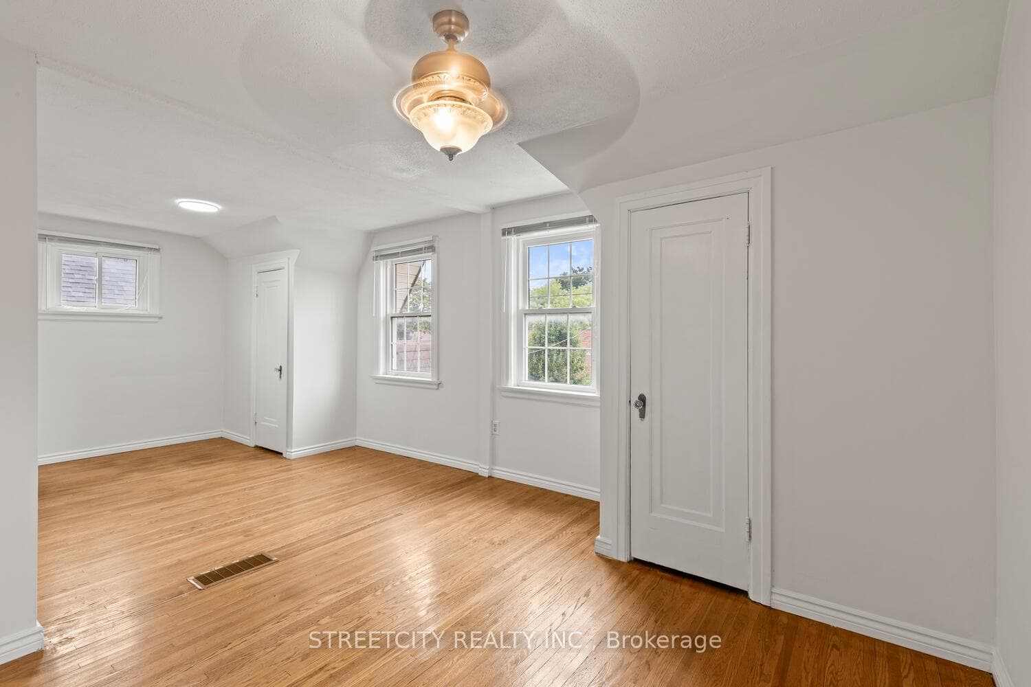 1235 King Street photo 25