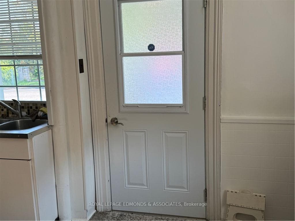 394 MOFFAT Street photo 13