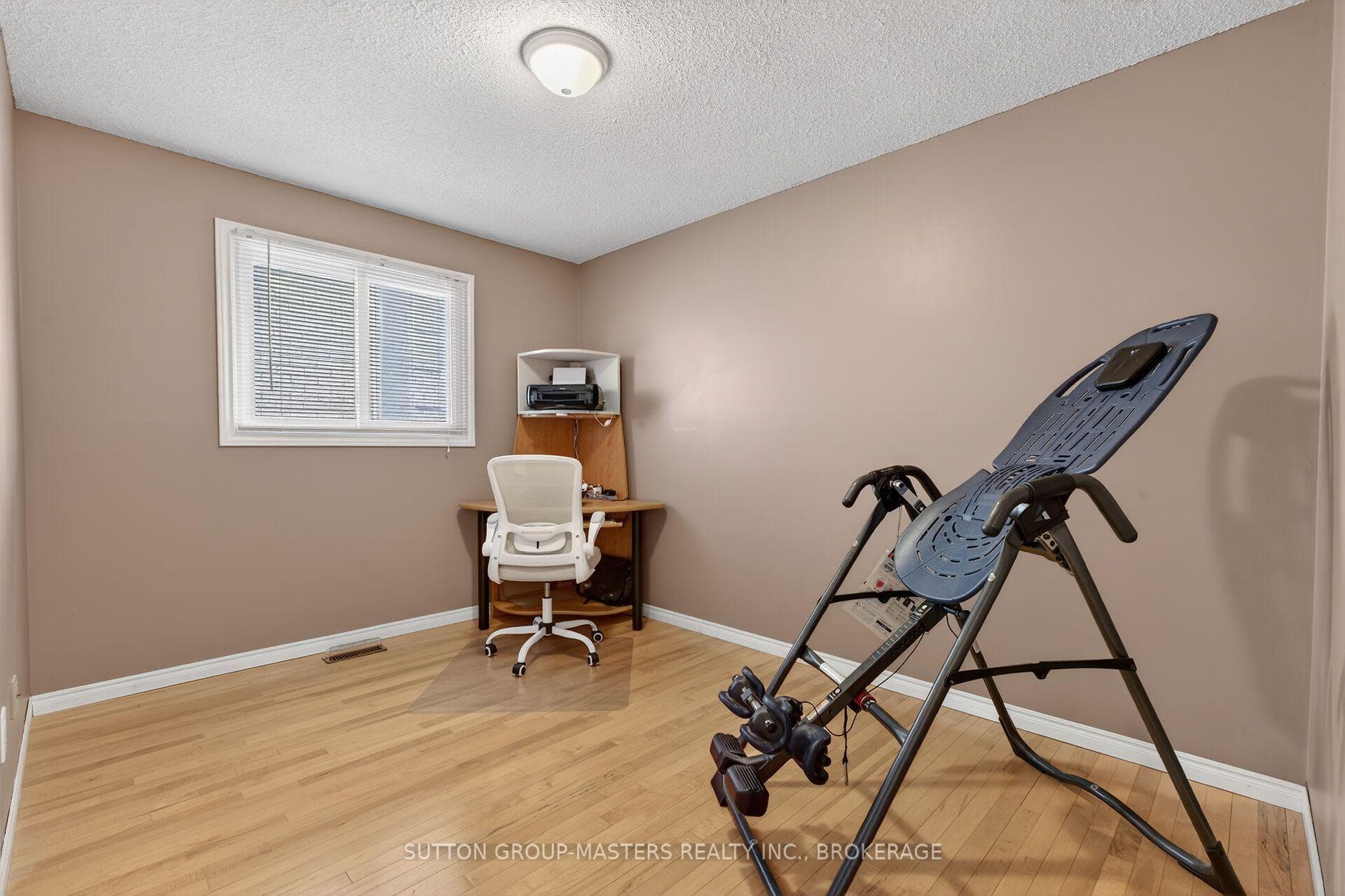1080 Palmerston Crescent photo 17