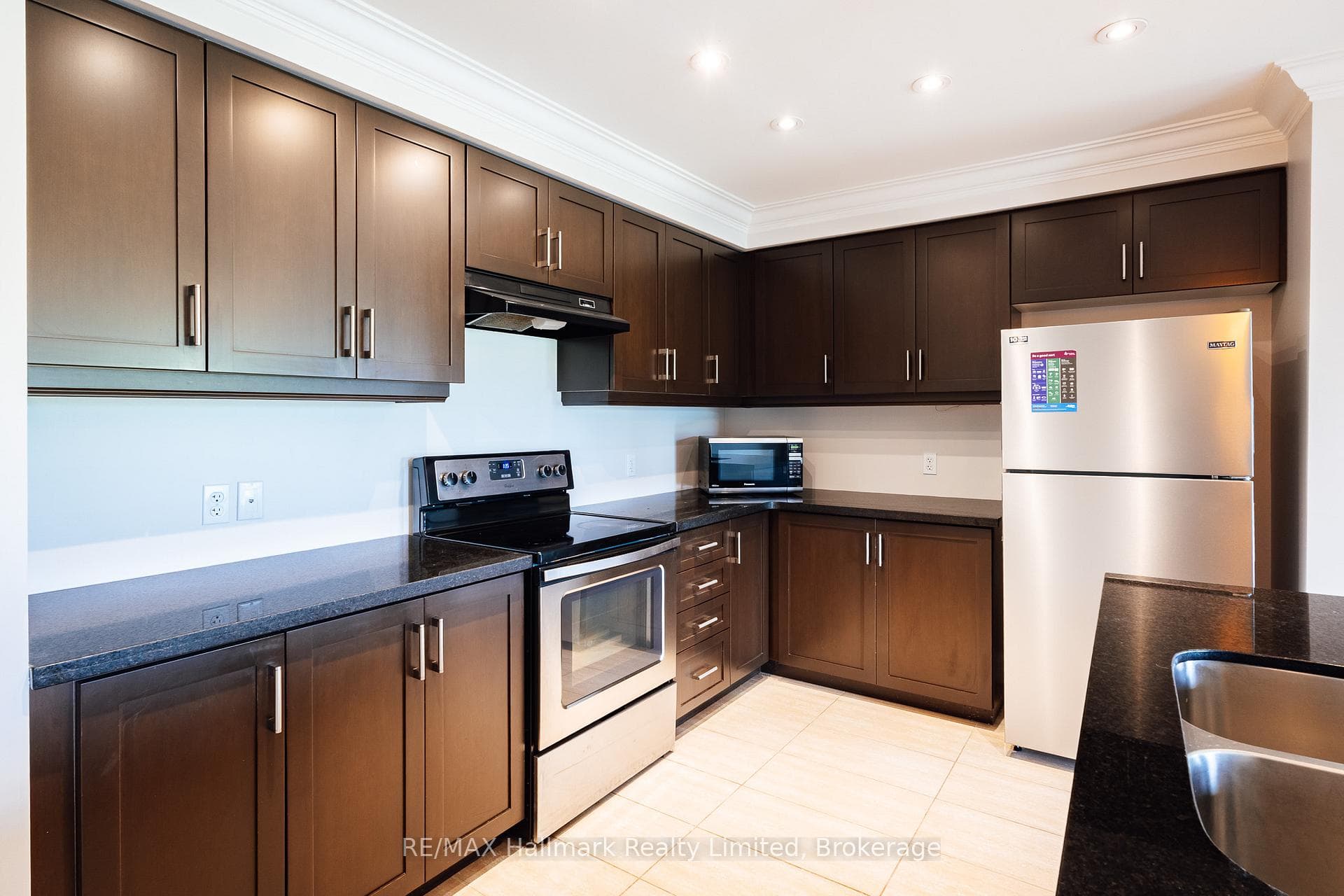 tons of cabinets, granite counters
