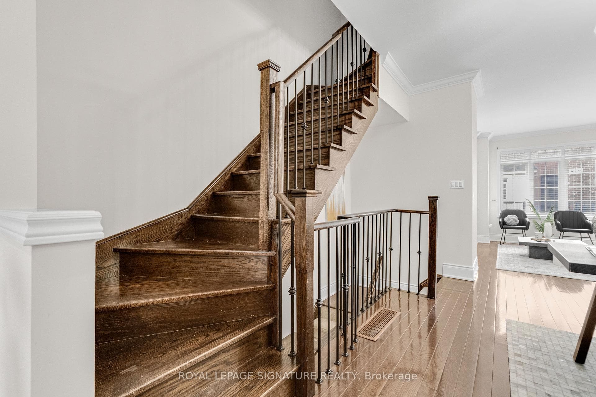 9 Streight Lane photo 16