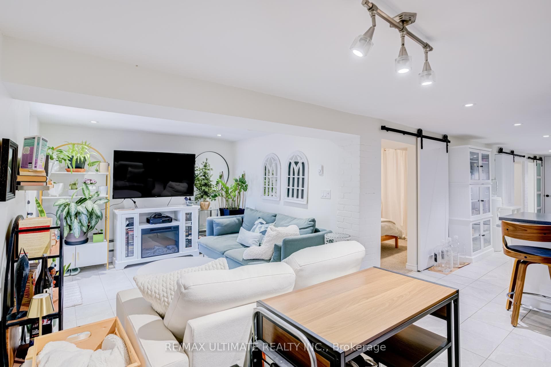 533 Kingston Road photo 11