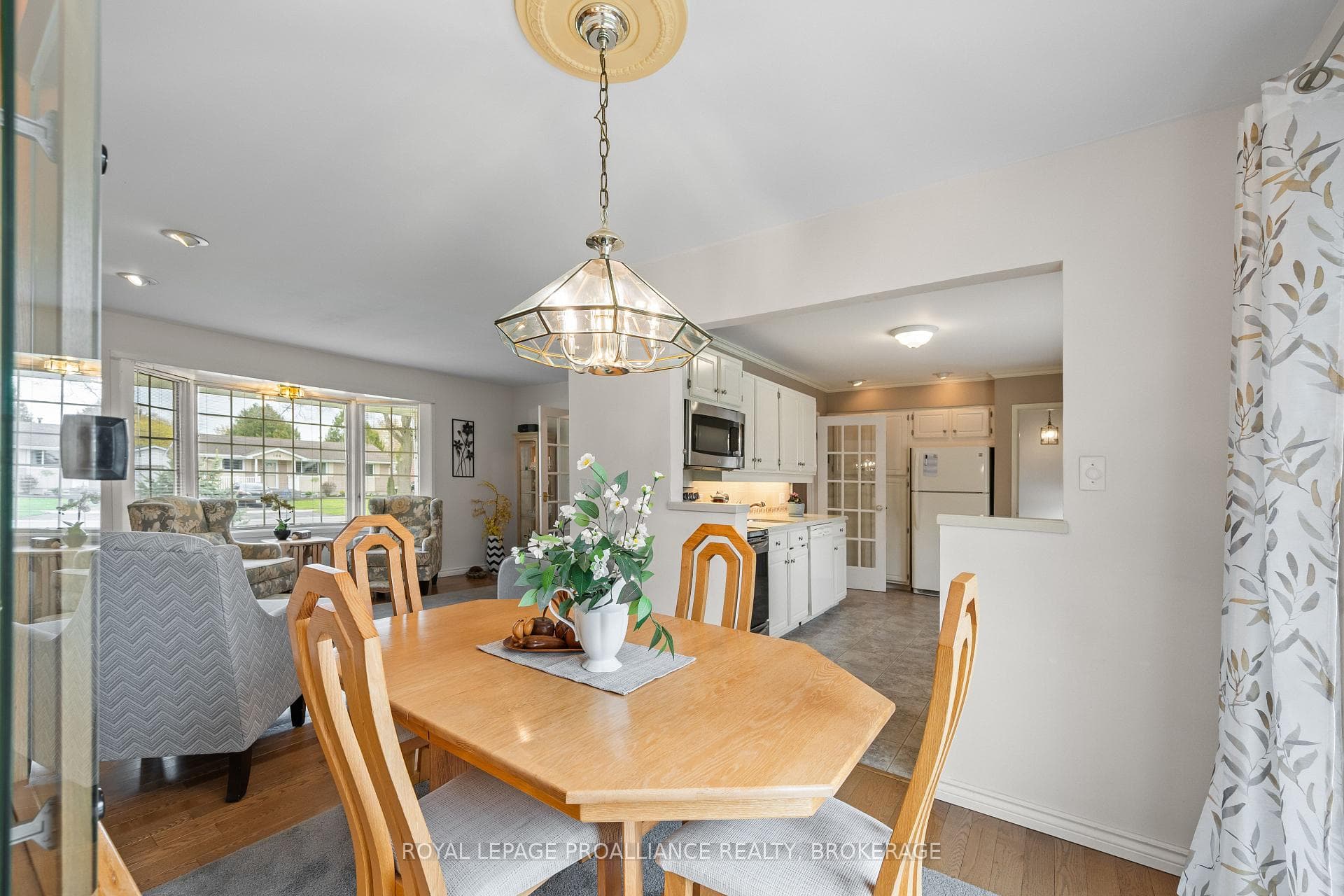 201 Camberley Crescent photo 12