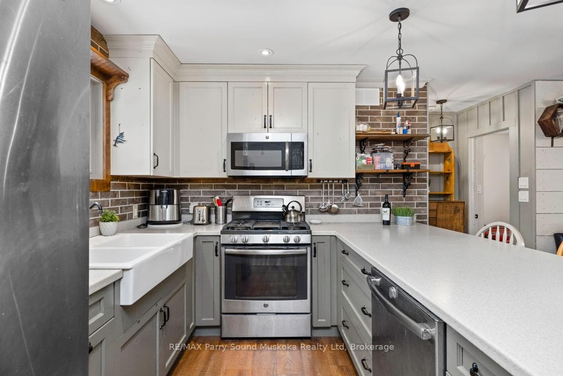 Custom kitchen w Stainless Appliances