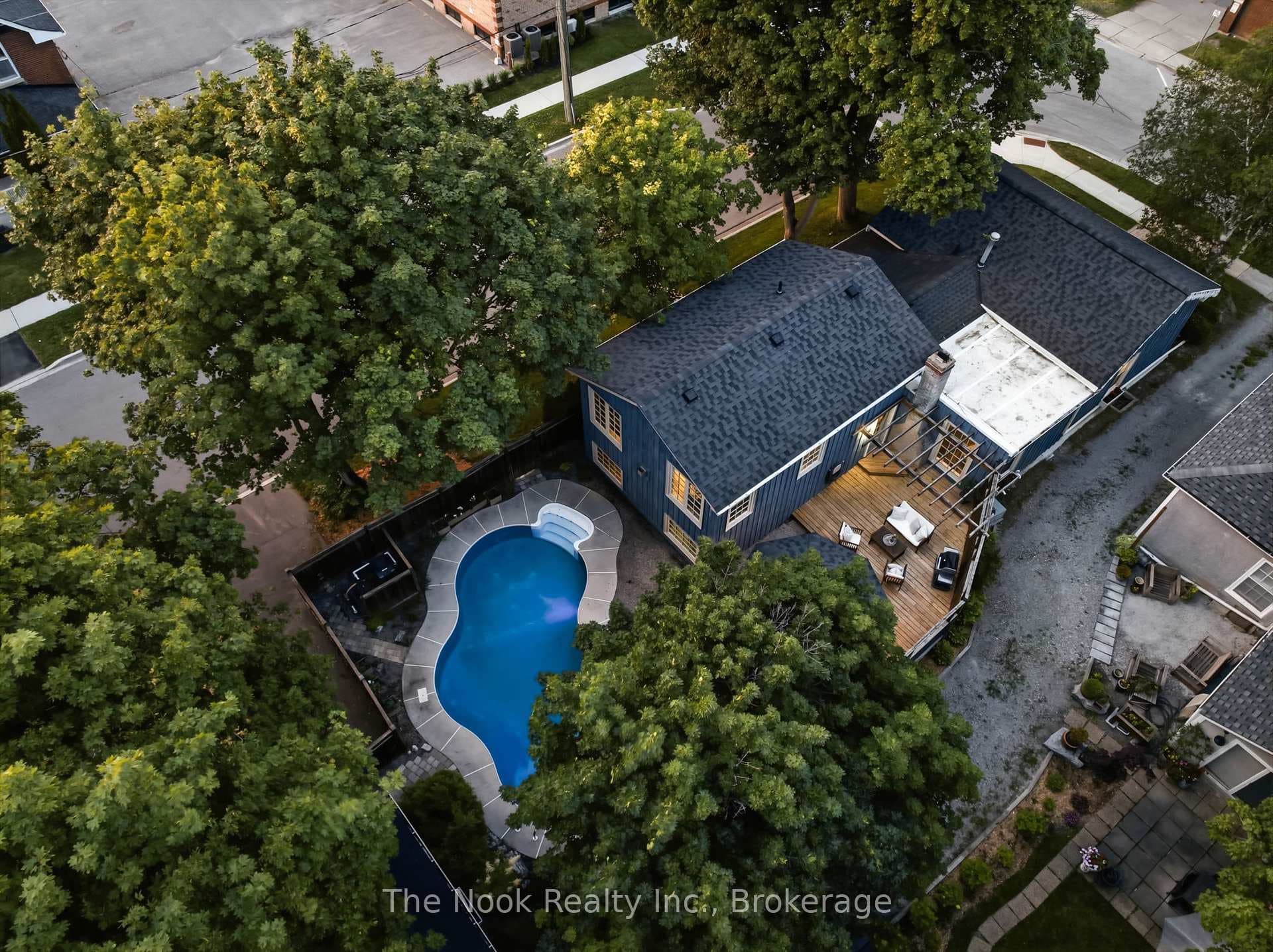 400 Byron Street photo 2