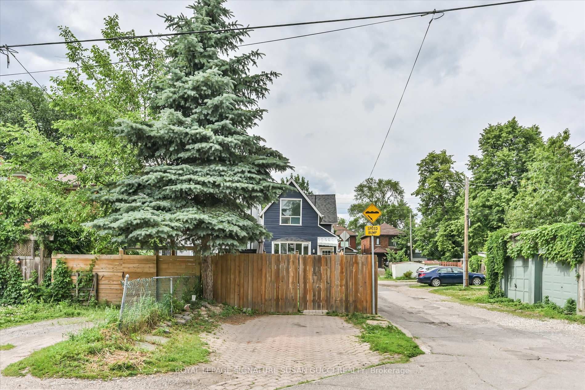 Convenient 2 car parking off laneway