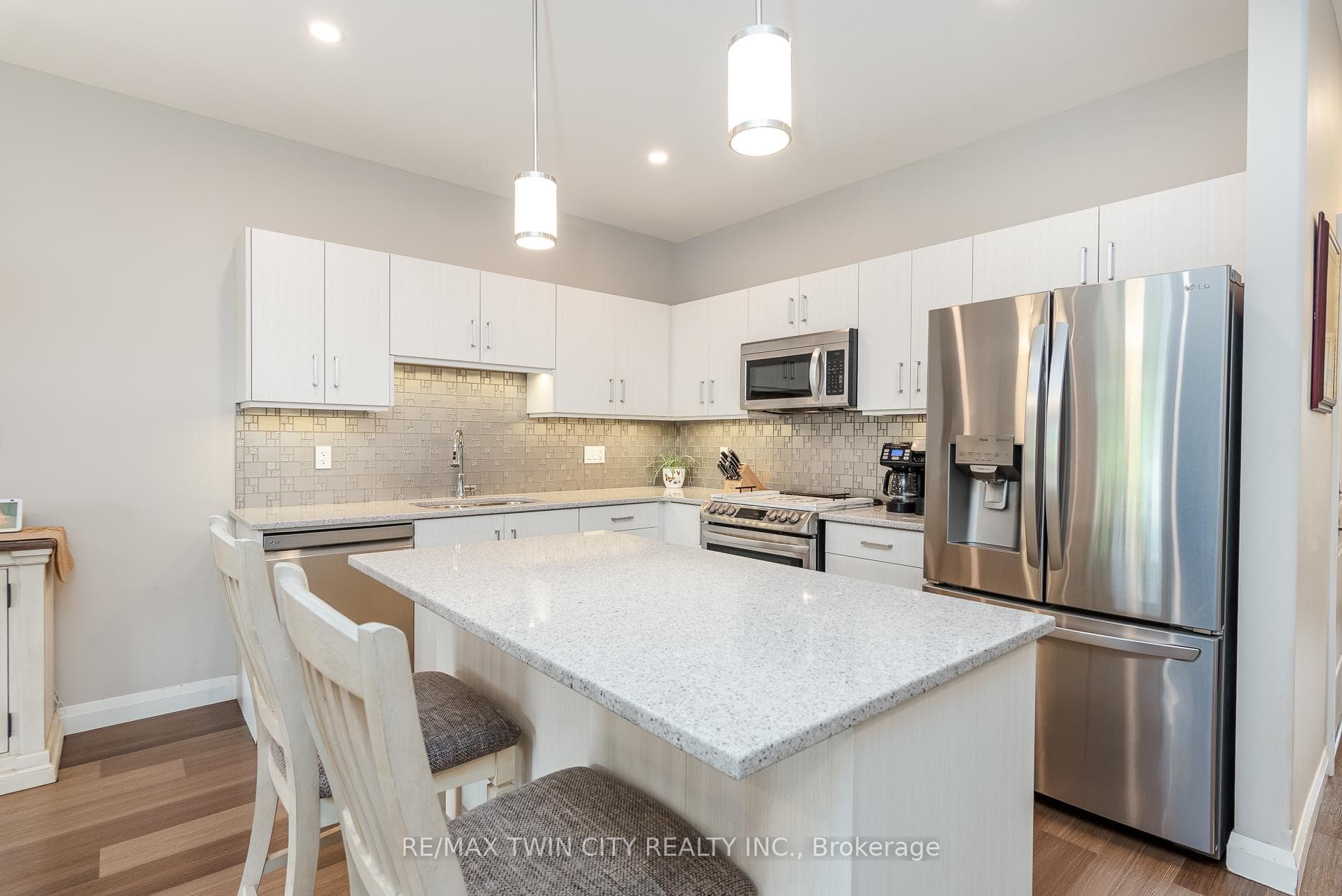 82 Rowe Avenue photo 7