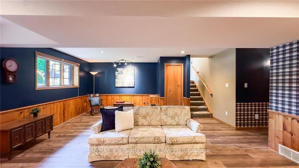 215 WATERLOO Street photo 34