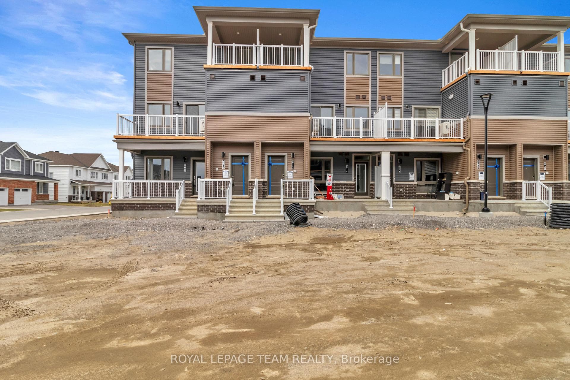 810 Parnian Private photo 1