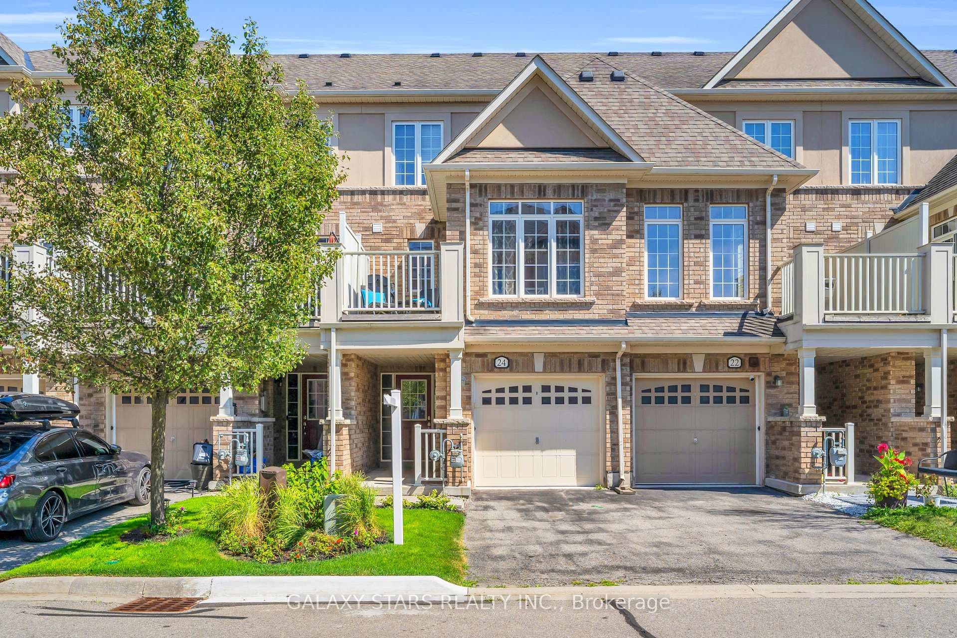 24 Tiffany Lane photo 1
