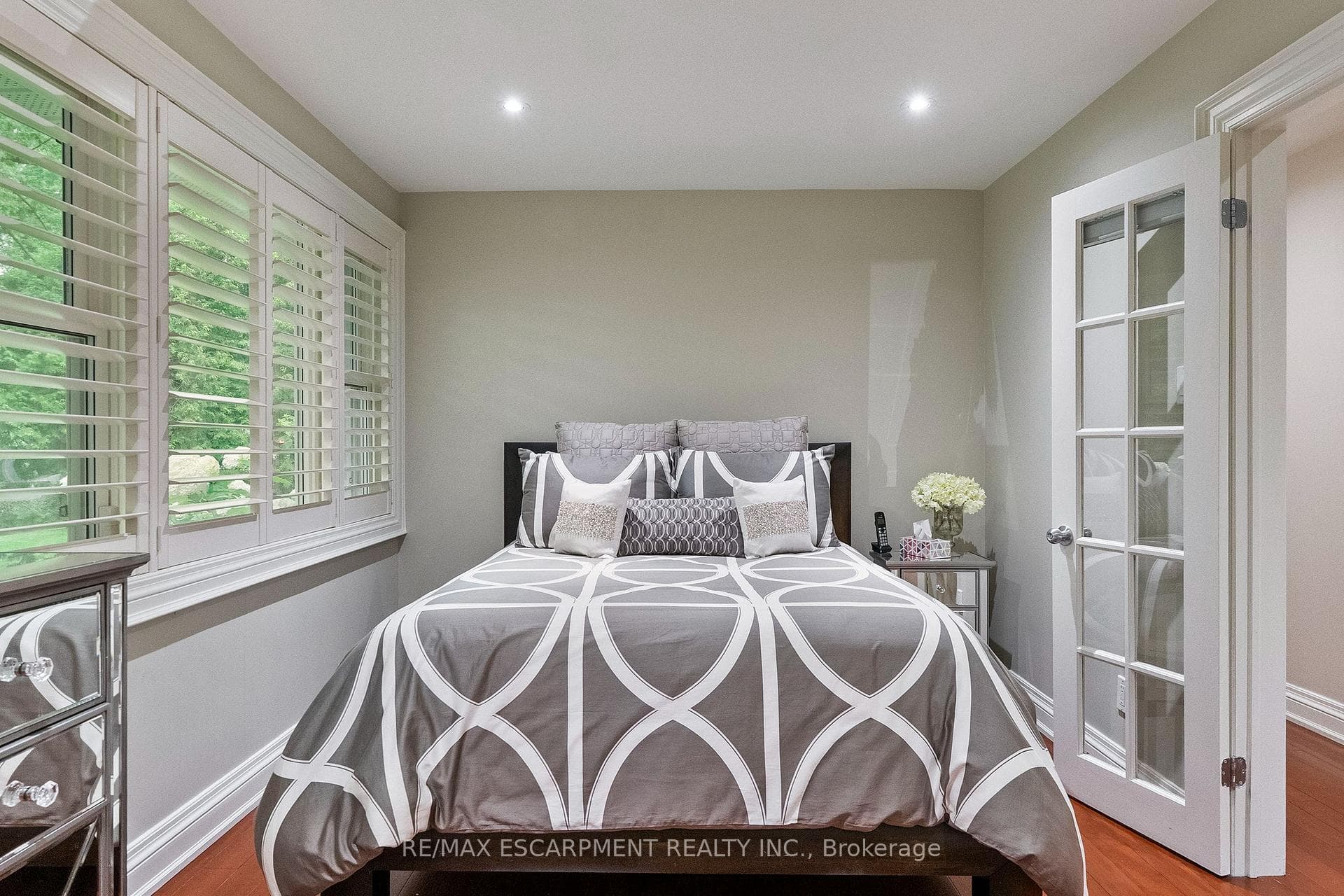 615 VANESSA Crescent photo 27