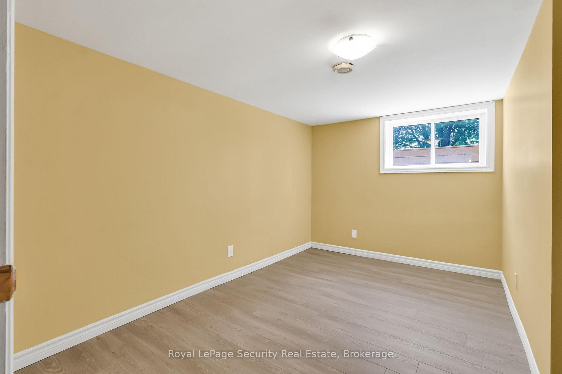 5976 Tenth Line photo 32