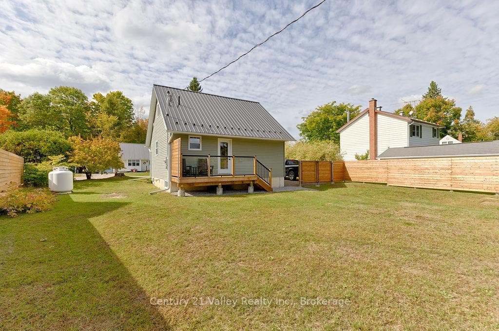 557 Sullivan Street photo 7