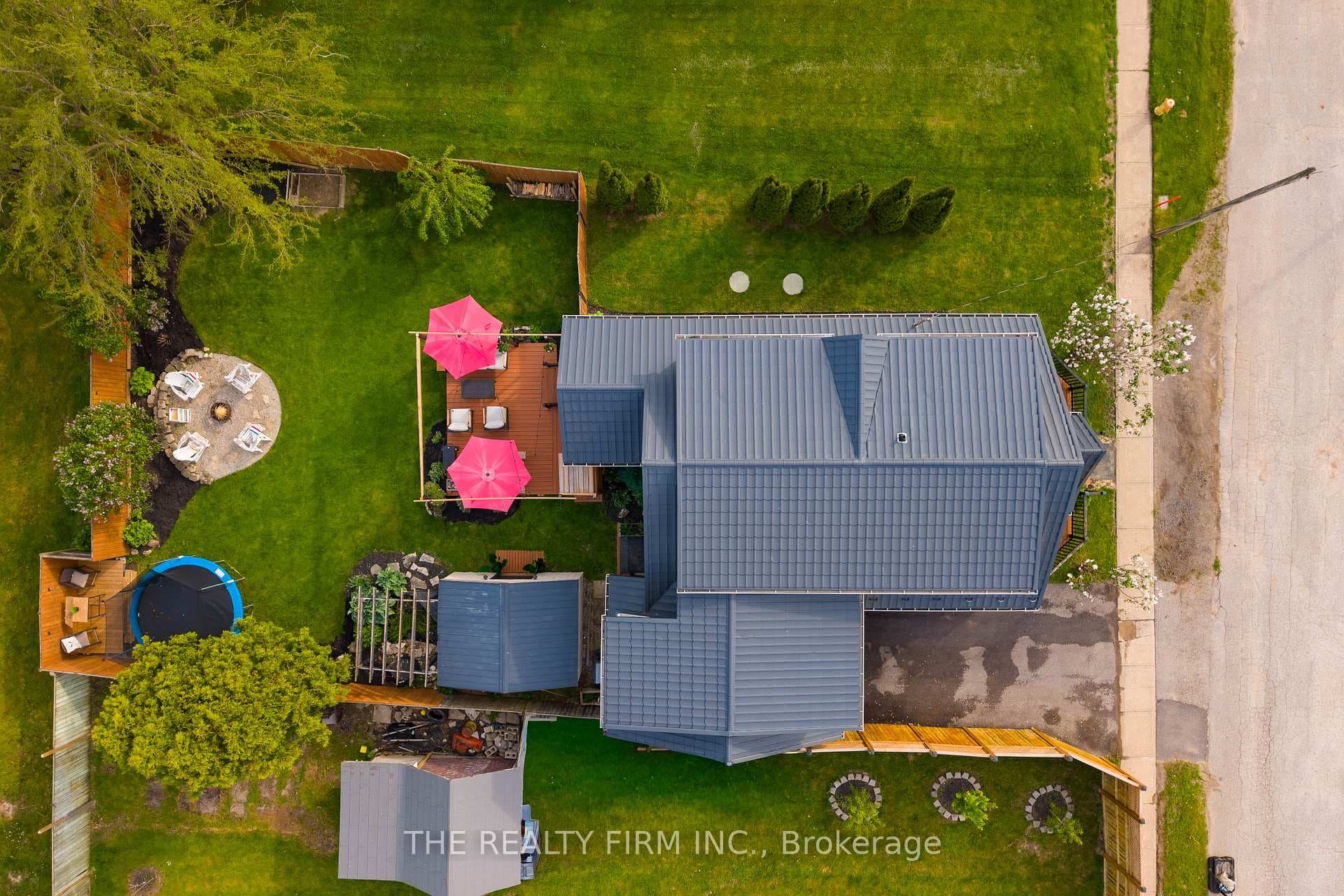 599 John Street photo 15
