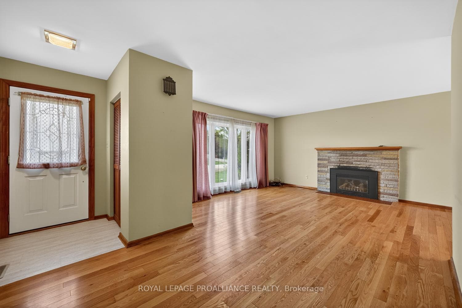 6 Robert Road photo 2