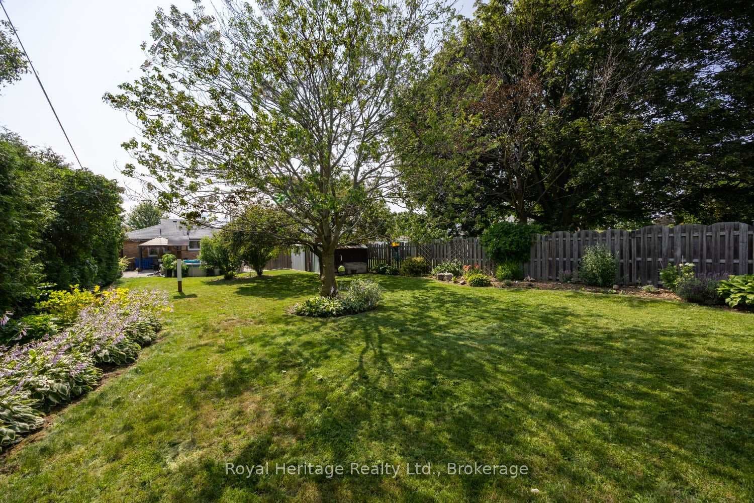 251 Elizabeth Street photo 23