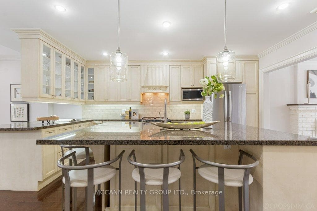 Kitchen with centre island and breakfast bar.
