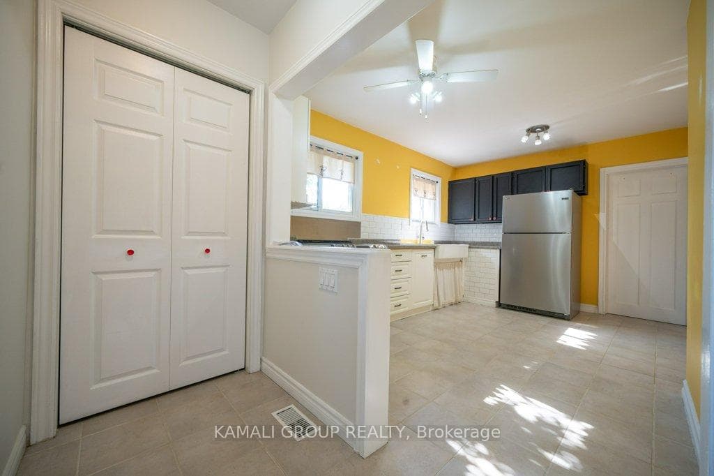 685 Perry Crescent photo 5