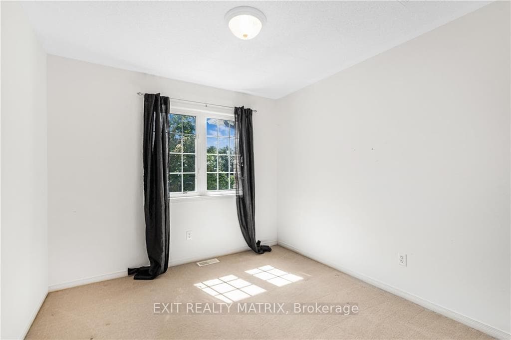 1119 BRASSEUR Crescent photo 19