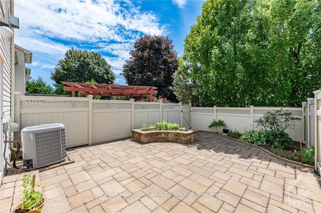 299 WAYMARK Crescent photo 29