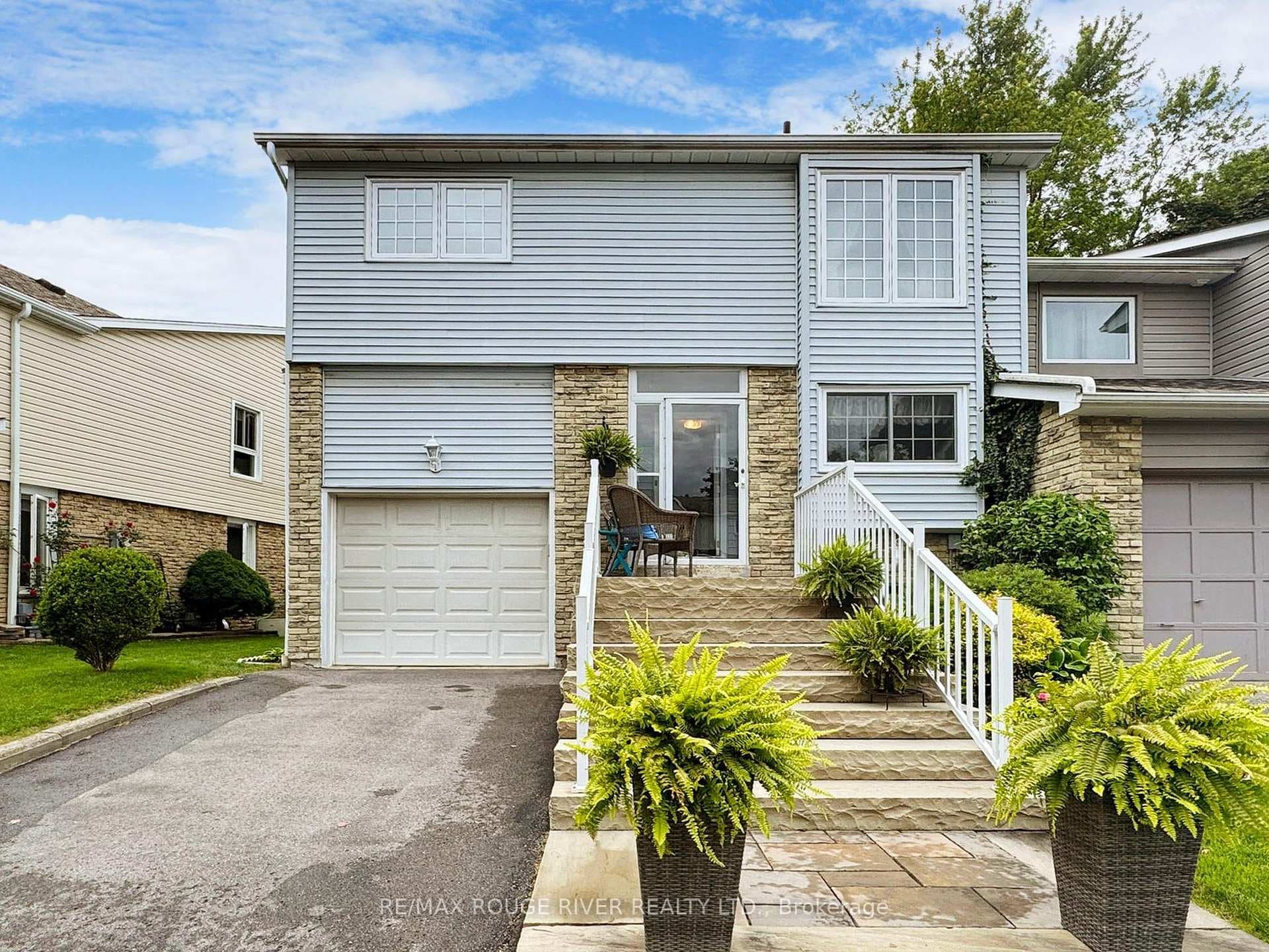 1763 Listowell Crescent photo 2