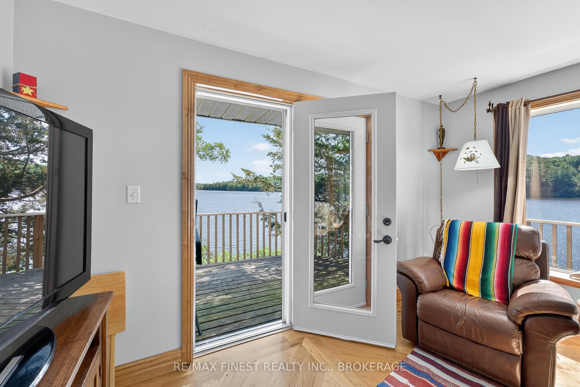1076 Chester Lane photo 10