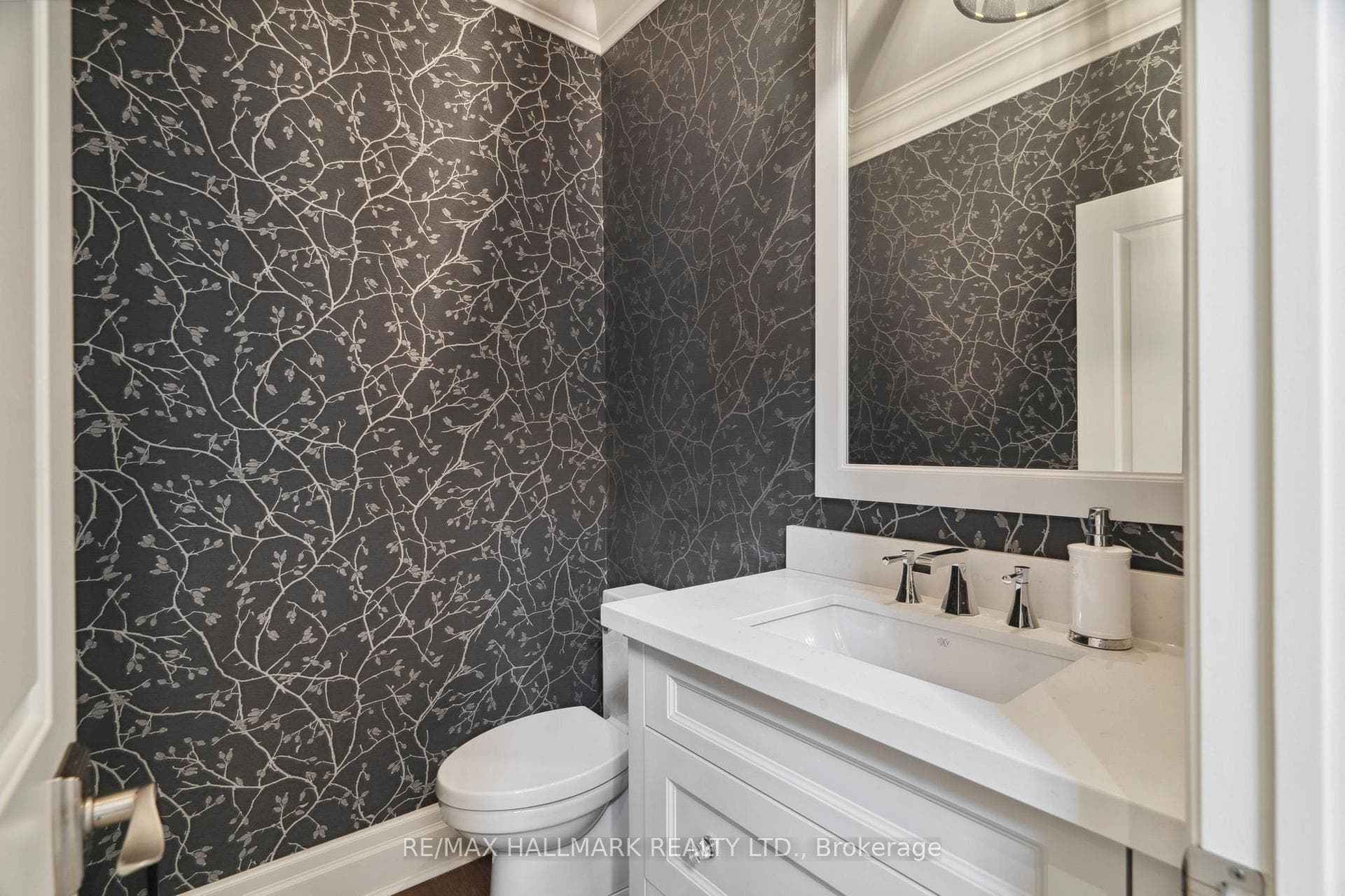 2092 PINEVALLEY Crescent photo 25