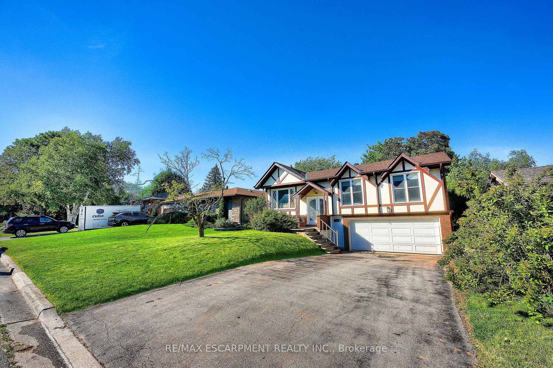 2506 YARMOUTH Crescent photo 1