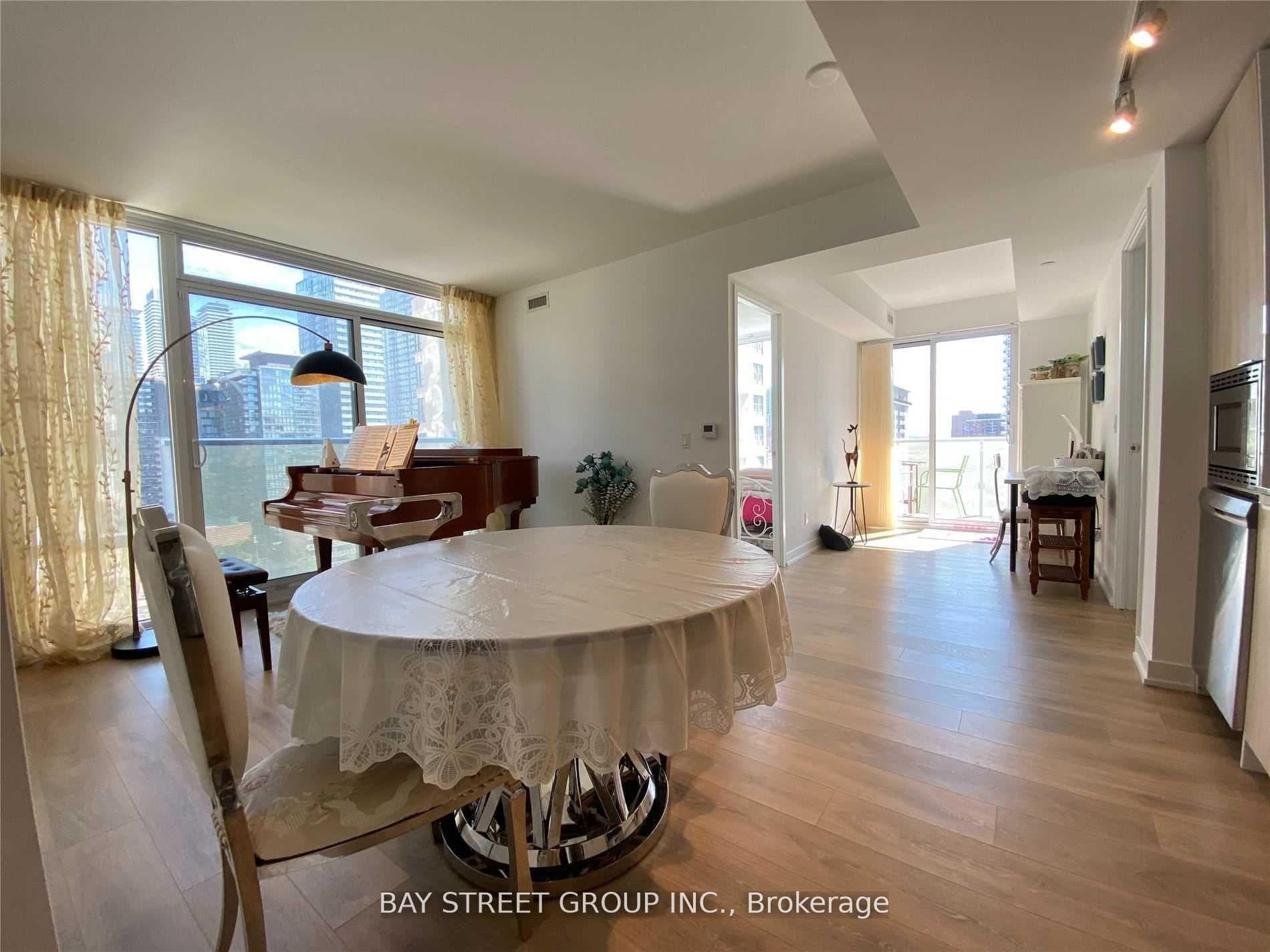 501 Yonge Street Unit 1005 photo 3
