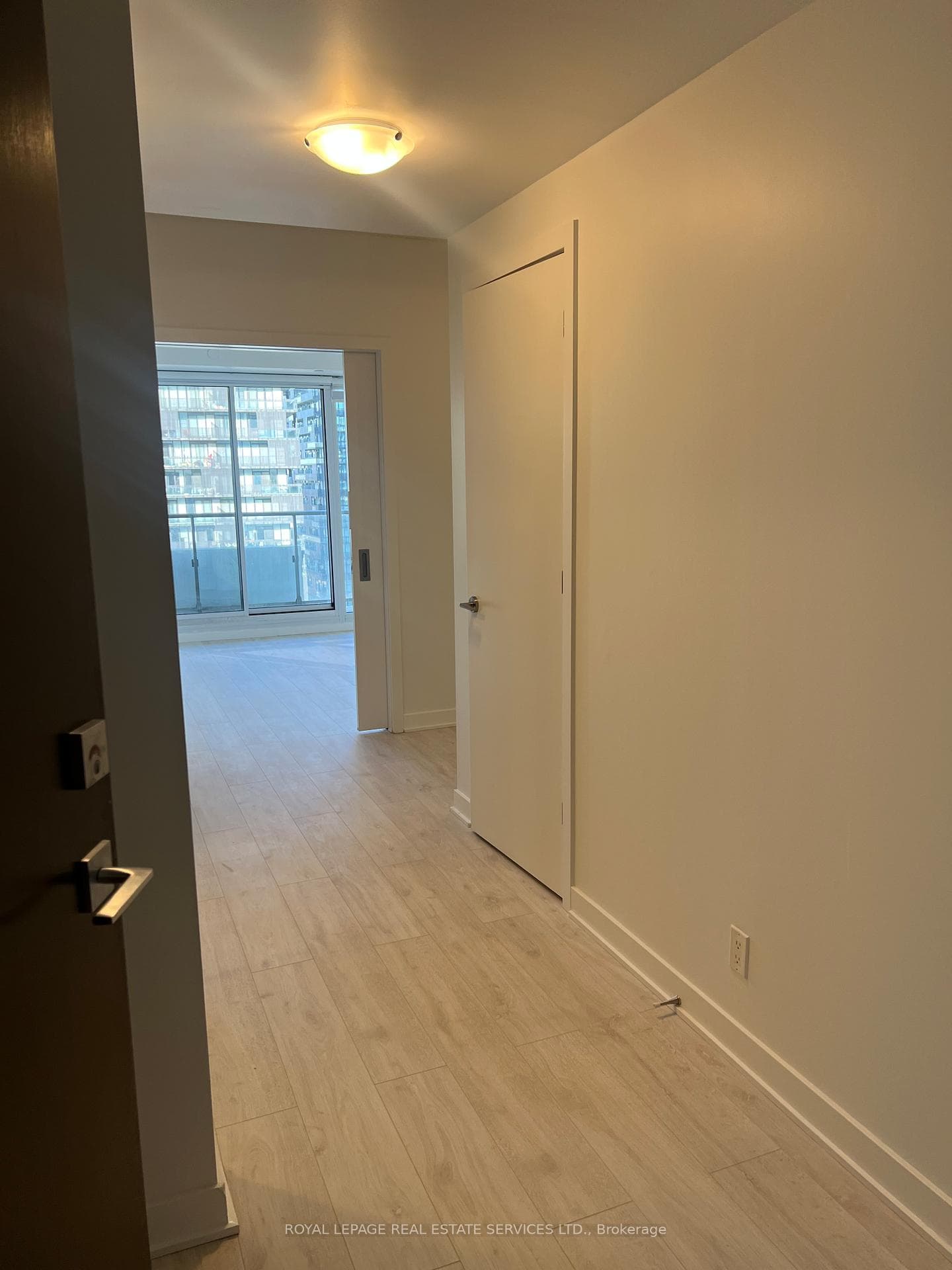 2221 Yonge Street Unit 1911 photo 2