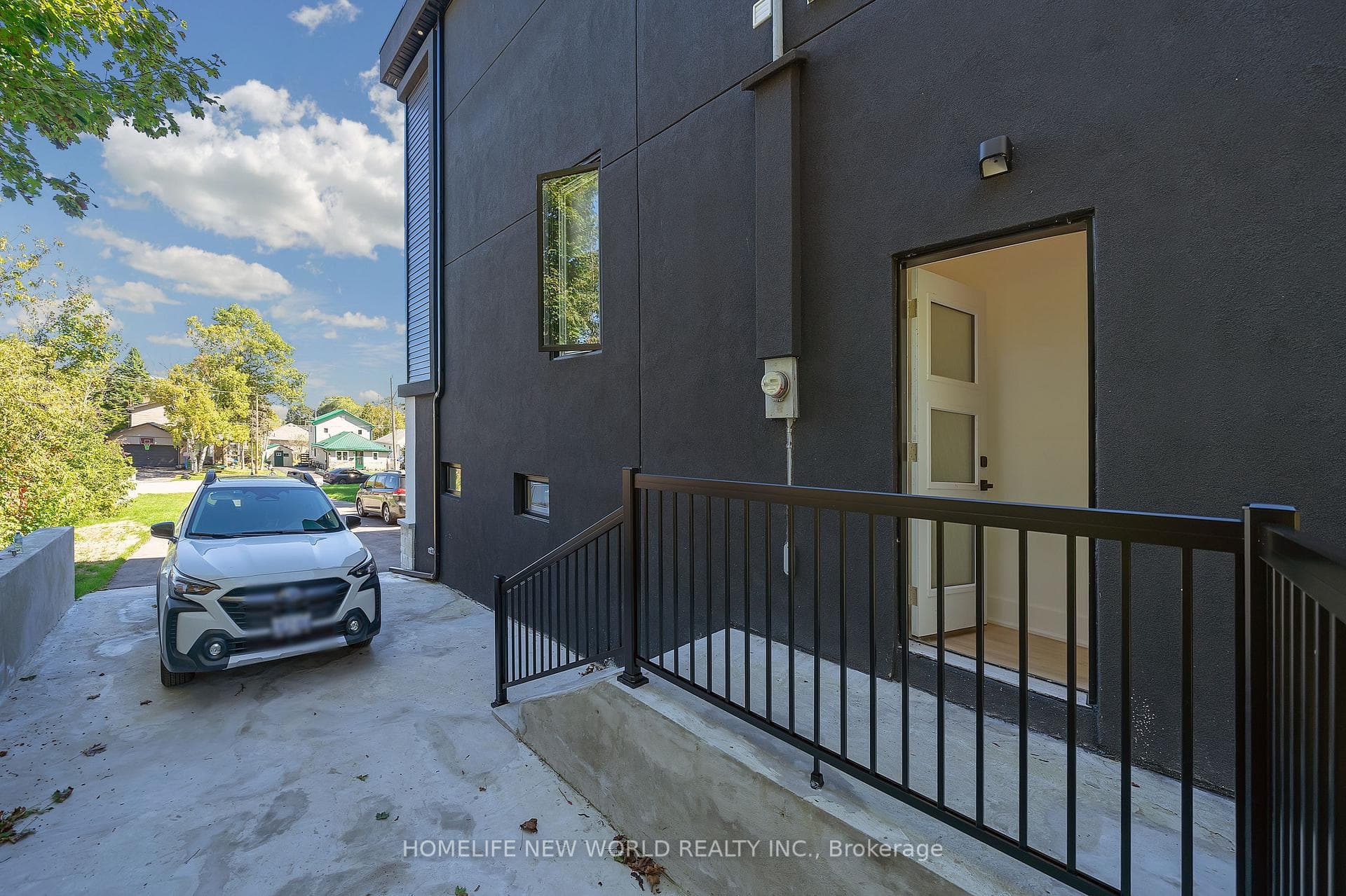 696 Hillview Crescent photo 4