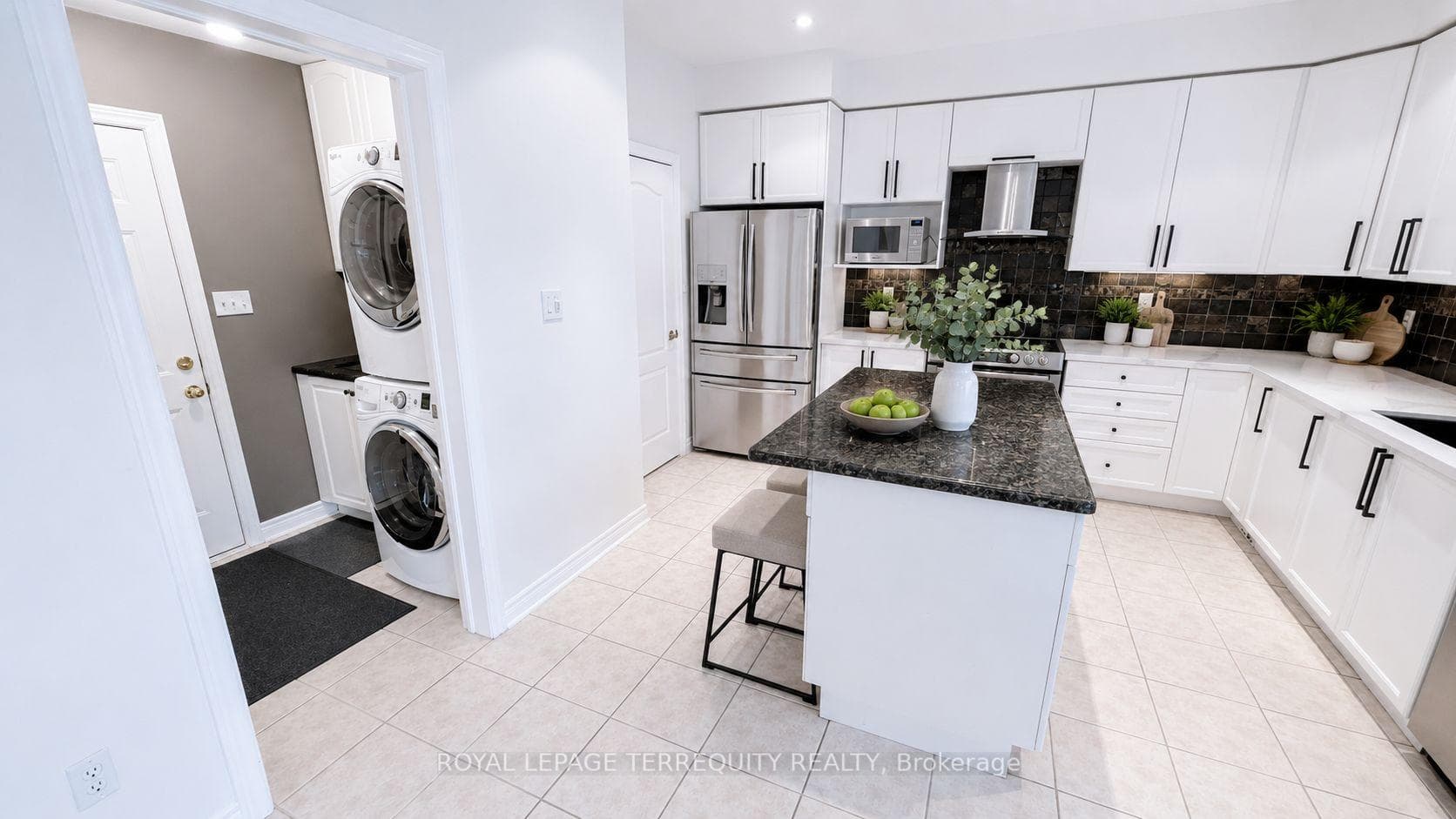 2089 Blackforest Crescent photo 5