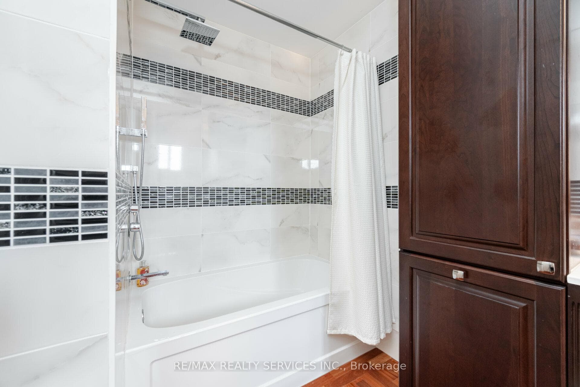 140 Lord Simcoe Drive photo 23
