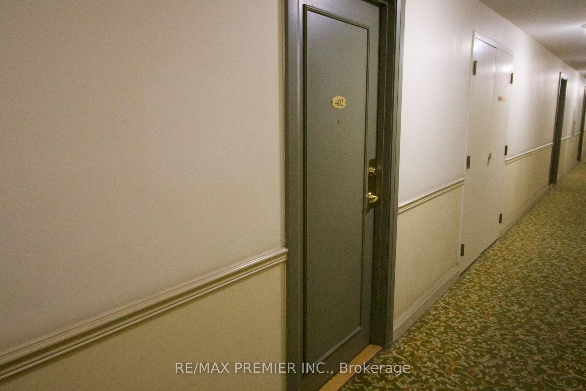 650 Lawrence Avenue Unit 402 photo 2