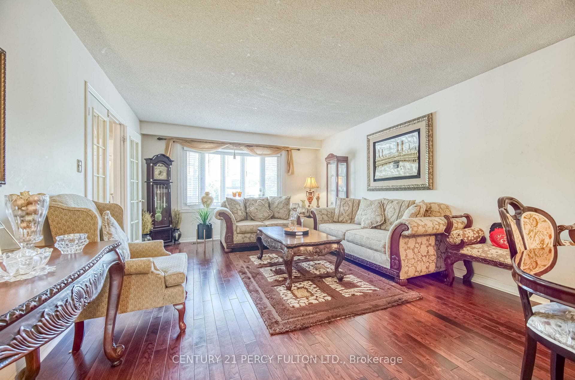 120 Granada Crescent photo 9