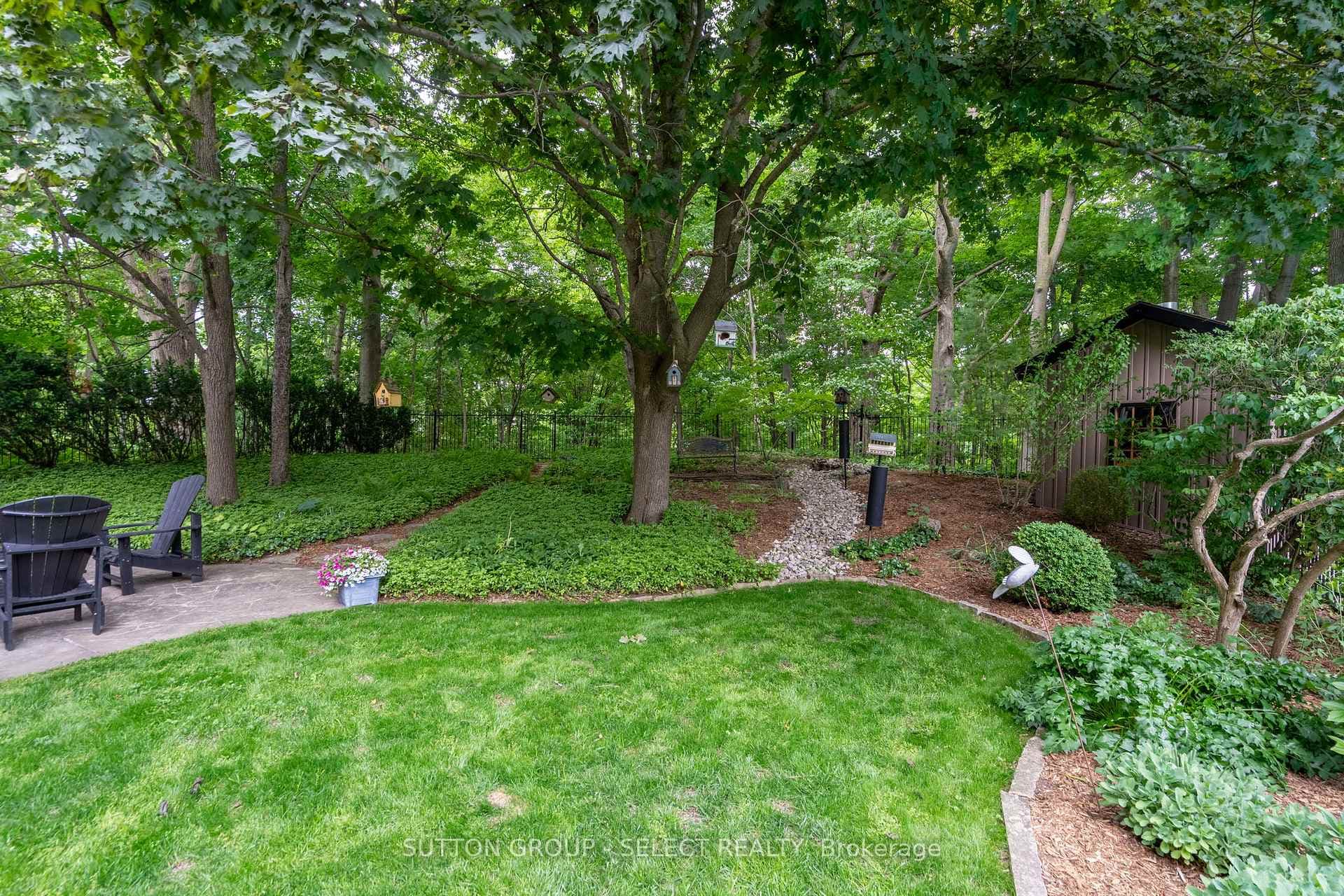 129 Wychwood Place photo 44