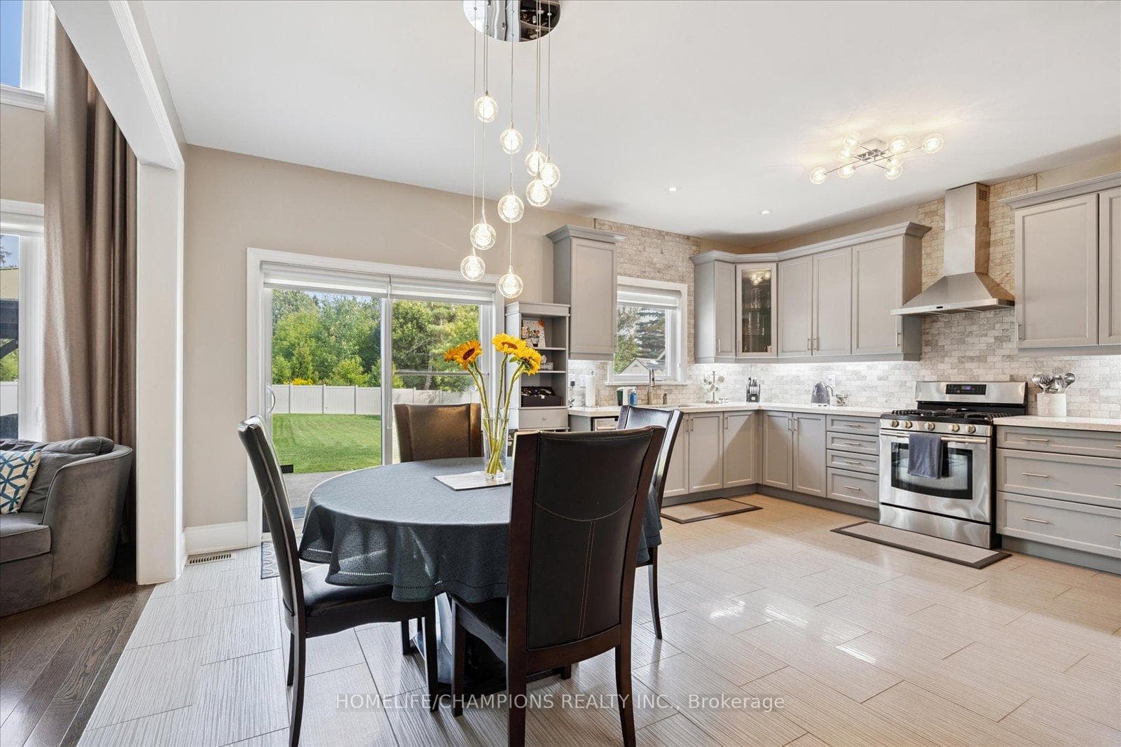 1612 Sandhurst Crescent photo 13