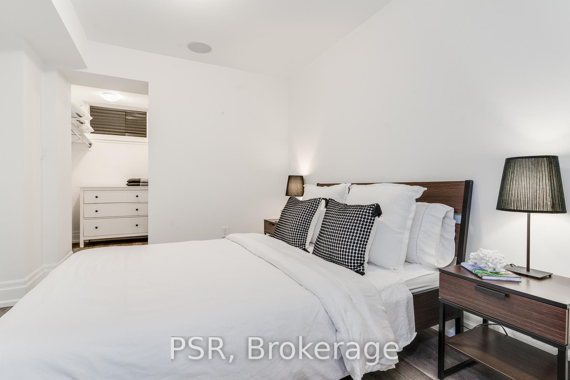 96 Montrose Avenue Unit Lower photo 8