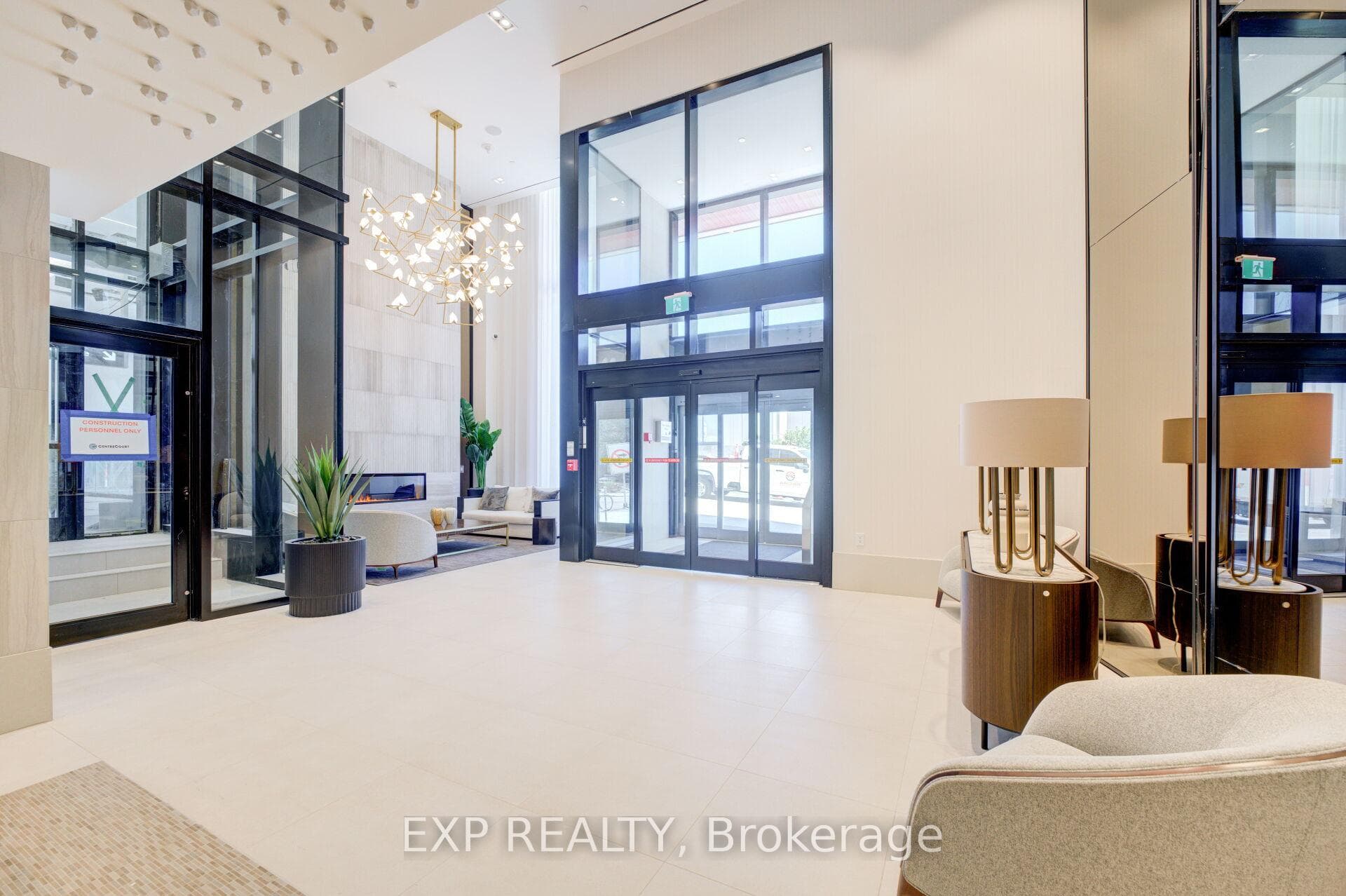 2020 BATHURST Street Unit 321 photo 4