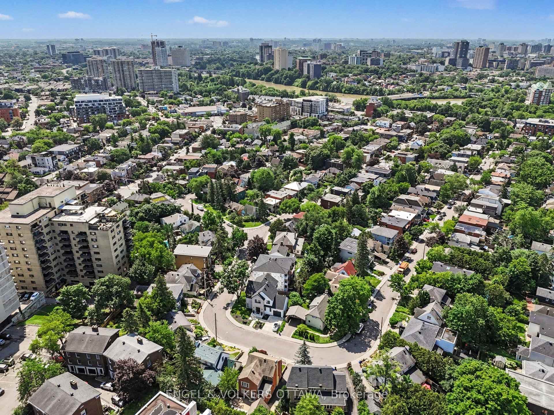 101 Ivy Crescent photo 3