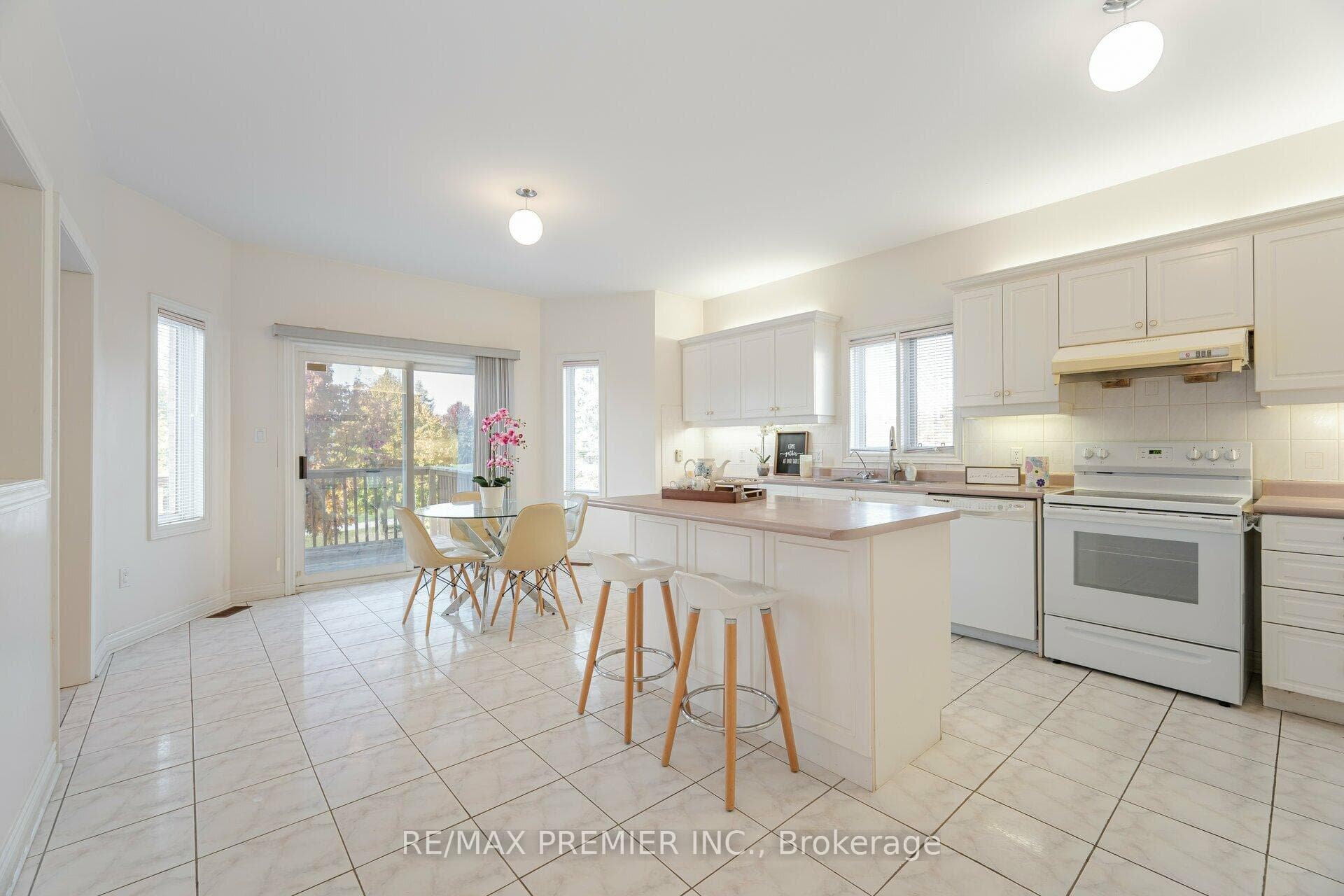 350 Calvert Road photo 17