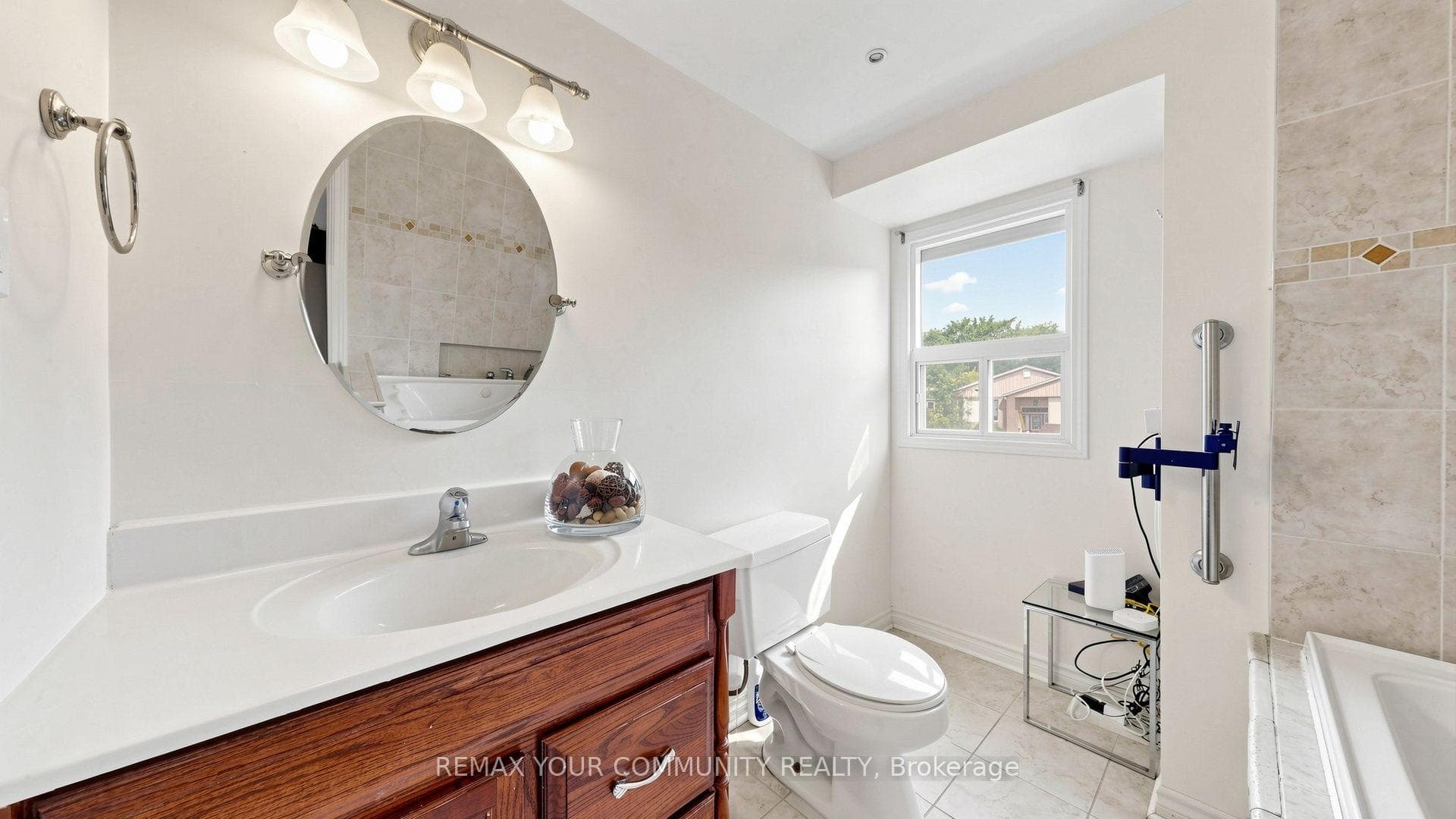276 Currey Crescent photo 30